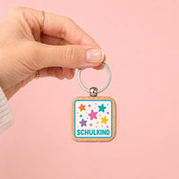 Holz Schlüsselanhänger, Motiv "Schulkind Sterne", UV-Druck, viereckig, 39,5 x 39,5 mm, Schlüsselring 32 mm