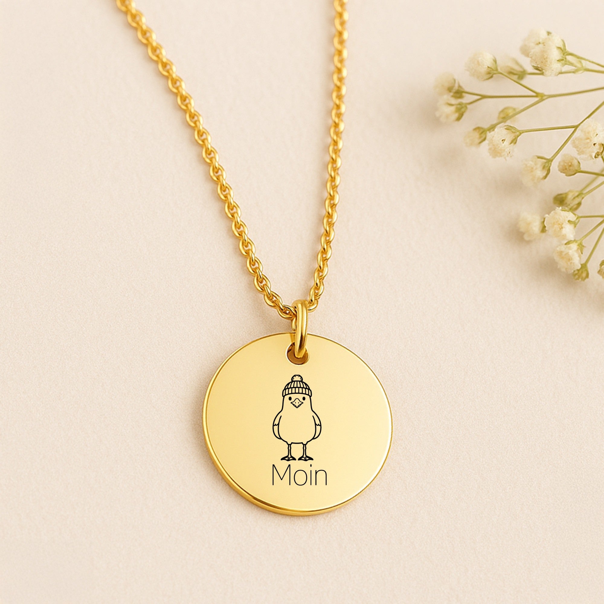 Vergoldete Kette mit Gravur | Möwe mit Mütze & Wunschtext | Maritimer Schmuck | Humorvolles Geschenk | Nordlichter Accessoire personalisiert