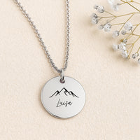 Personalisierte Edelstahlkette mit Gravur | Berge und  Wunschtext | Symbol für Freiheit & Naturverbundenheit | Geschenk für Outdoor-Fans