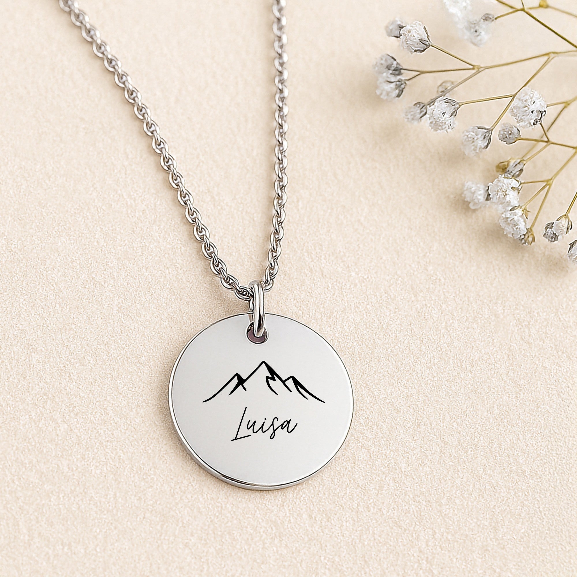 Personalisierte Edelstahlkette mit Gravur | Berge und  Wunschtext | Symbol für Freiheit & Naturverbundenheit | Geschenk für Outdoor-Fans